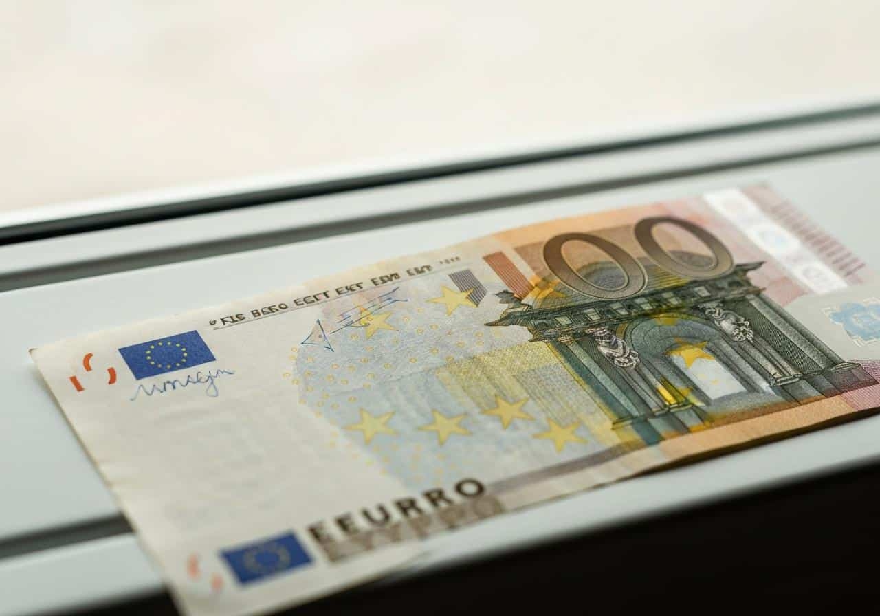 Billet euro tenu face à la lumière pour vérification filigrane