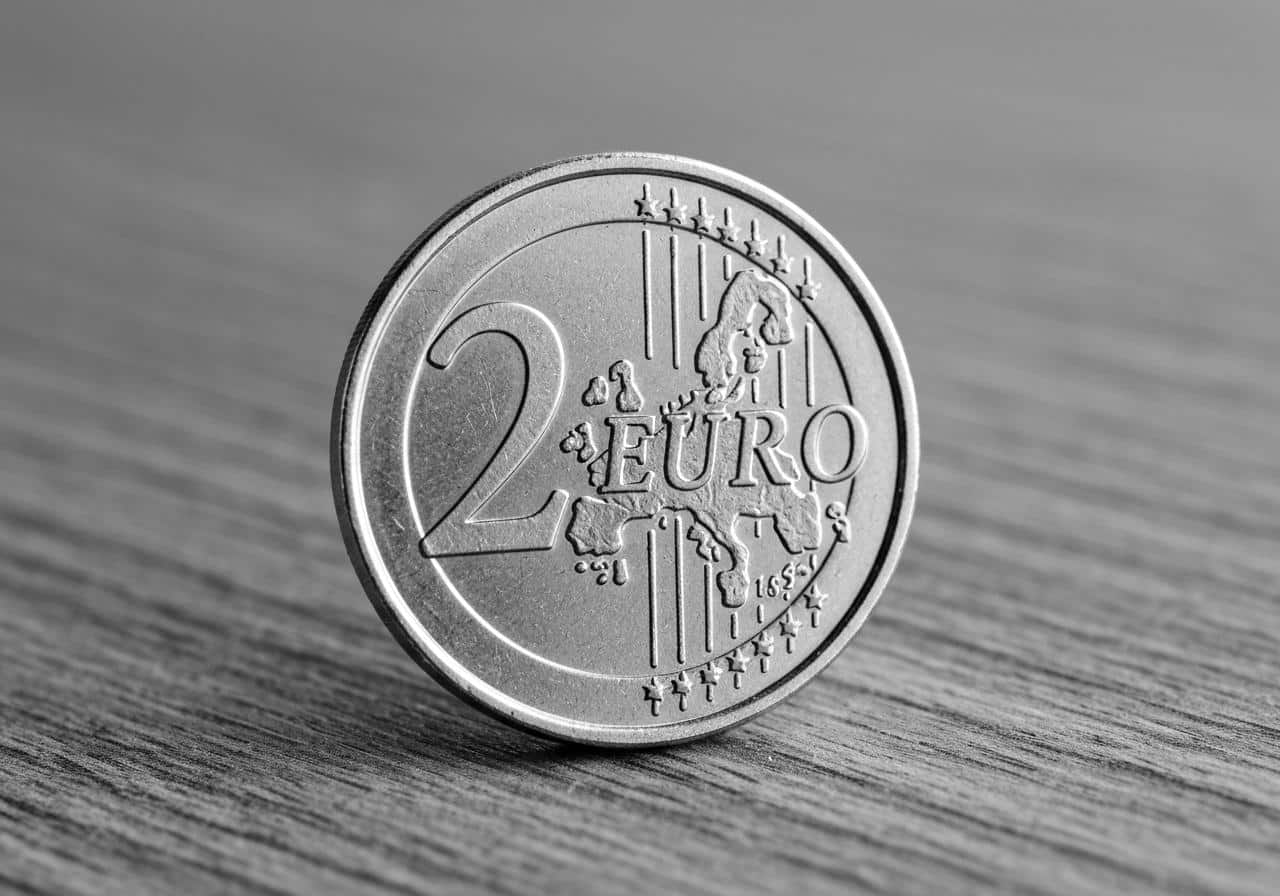 Pièce 2 euros bimétallique commémorative rugby gros plan
